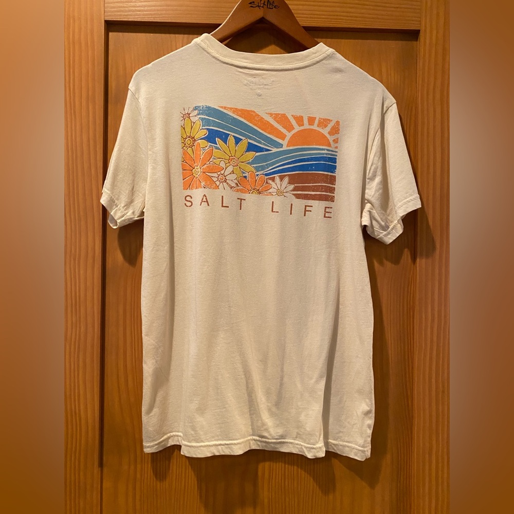 Salt Life Women’s Cream Flowers And Sunset Shirt Short Sleeves NWT